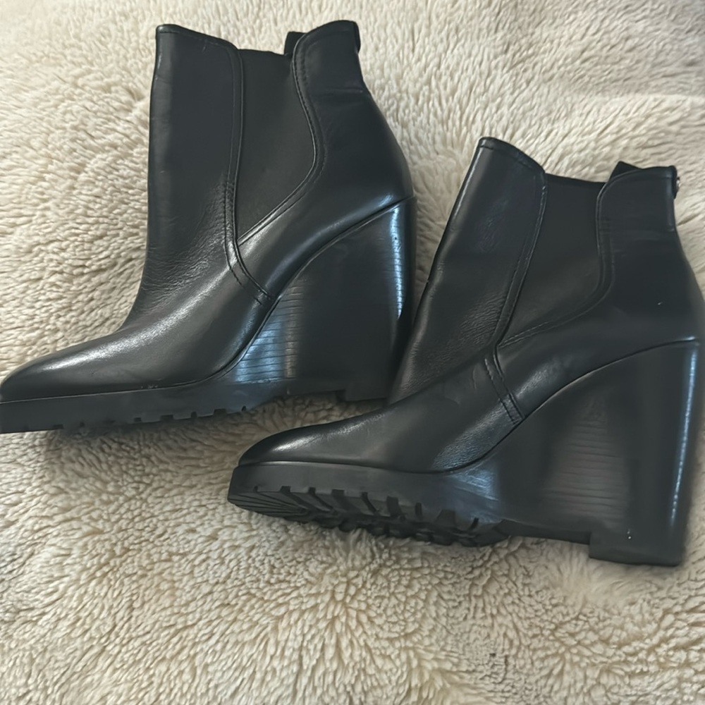 Micheal Kor wedge leather boot size 9